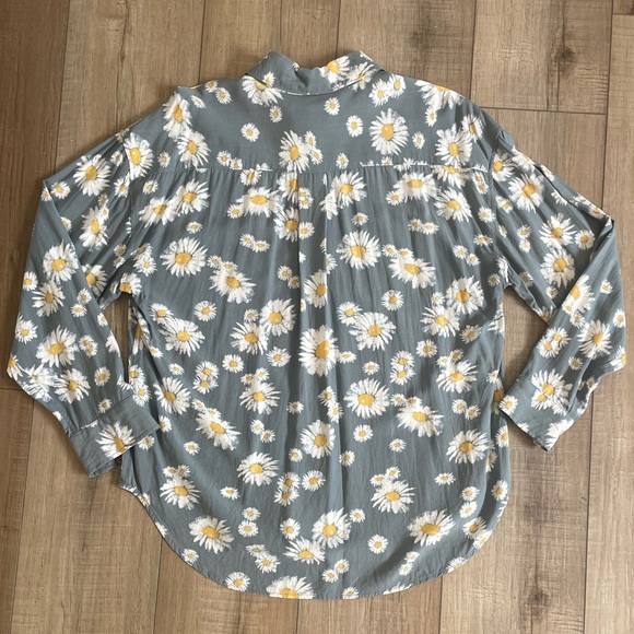 Z Supply Button down Top Green Floral Top Pocket detail | Small - Green Daisy - Picture 7 of 13